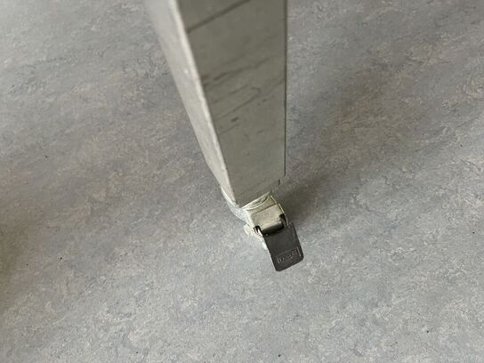 6 stk. borde på hjul m. forstærkede ben (uden indhold!