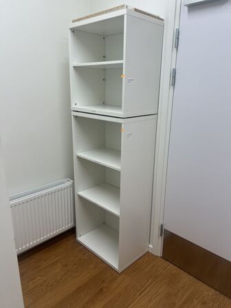 2 stk. skabe stablet