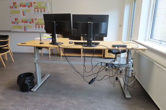 Elhæve/sænkebord samt reoler (uden indhold!)