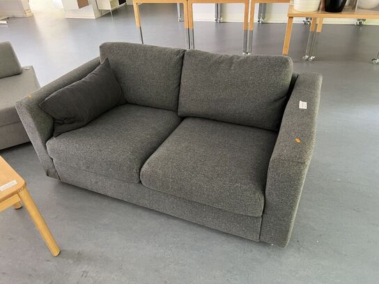 2 pers. sofa samt bord