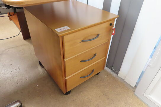 Elhæve/sænkebord, kontorstol samt 2 stk. skuffedarium