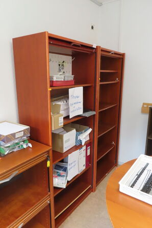 2 stk. reoler m. bordplade samt 3 stk. reoler