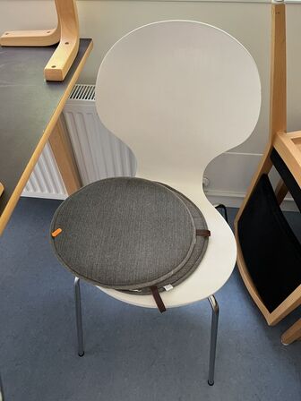 2 stk. skalstole i hvid m. hynder