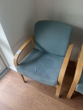 2 stk. lænestole, skammel og bord