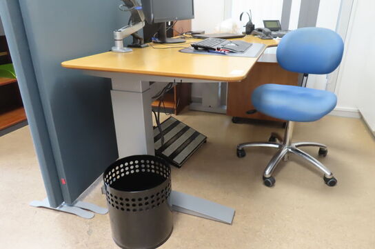Elhæve/sænkebord, kontorstol samt 2 stk. skuffedarium