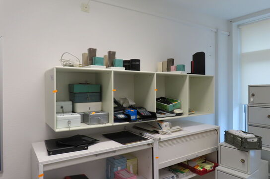 Væghængt reol (uden indhold!)