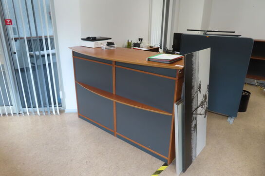 Receptionsdisk samt reol