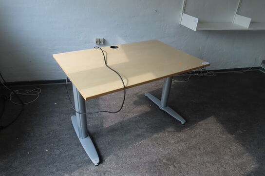 Elhæve/sænkebord samt hylder på ophæng