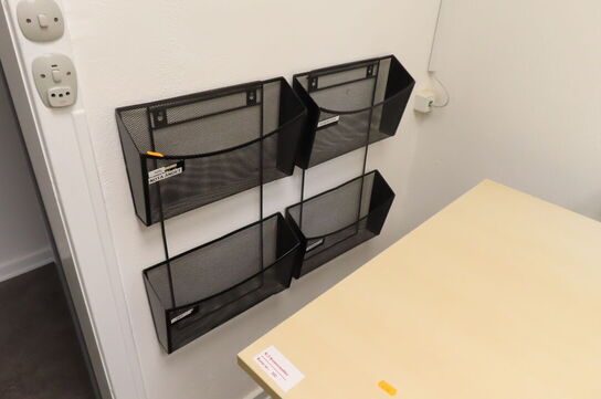 Elhæve/sænkebord inkl. brevholder på væg