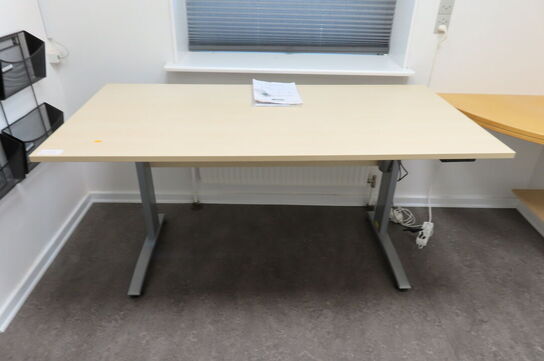 Elhæve/sænkebord inkl. brevholder på væg