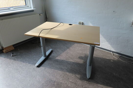 Elhæve/sænkebord samt hylder på ophæng