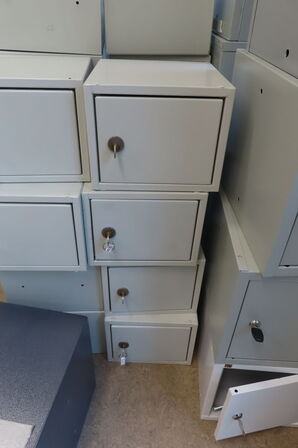 28 stk. aflåselige stålskabe