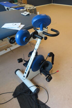 Aktiv/passiv træner RECK MOTOmed Viva2 til bl.a. kørestolsbrugere