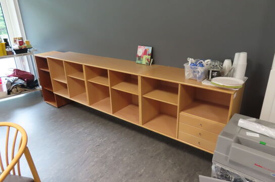 Væghængt skænk 3 moduler samt reol