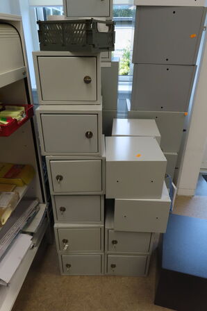 28 stk. aflåselige stålskabe