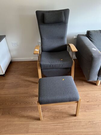 Læne(gynge)stol m. skammel