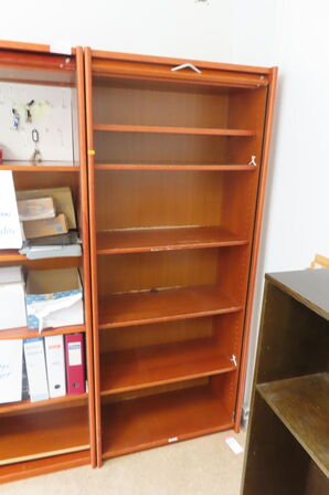 2 stk. reoler m. bordplade samt 3 stk. reoler