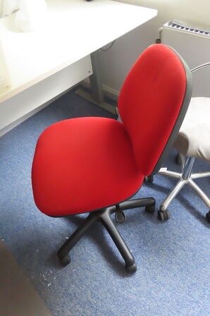 Skrivebord samt kontorstol