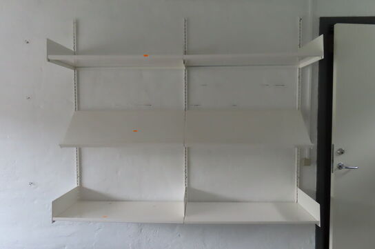 Elhæve/sænkebord samt hylder på ophæng