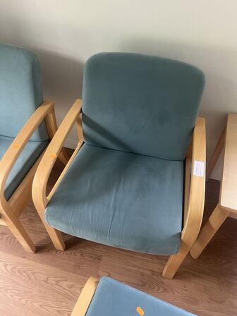 2 stk. lænestole, skammel og bord