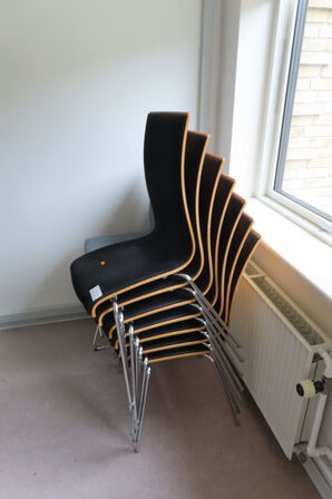 7 stk. stabelbare stole (sorte)