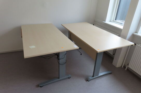 2 stk. el/hævesænkeborde inkl. reol