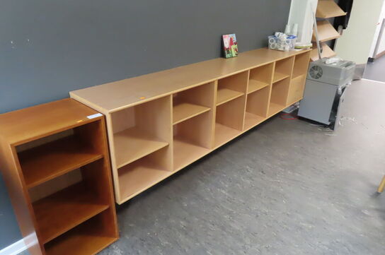 Væghængt skænk 3 moduler samt reol