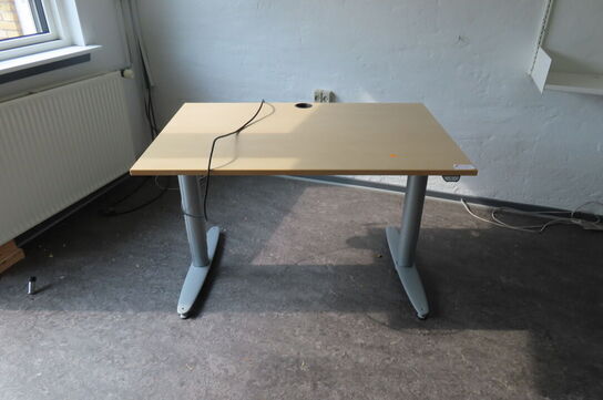 Elhæve/sænkebord samt hylder på ophæng