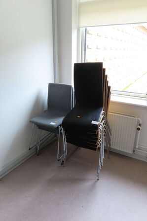 7 stk. stabelbare stole (sorte)