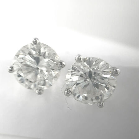 2,07 ct. naturlige diamant og 18 kt. hvidguld ørestikker.