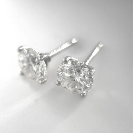 2,07 ct. naturlige diamant og 18 kt. hvidguld ørestikker.