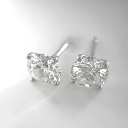2,07 ct. naturlige diamant og 18 kt. hvidguld ørestikker.