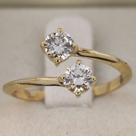 Klassiske smykker - solitarie ringe, ørestikker, og tennisarmbånd.