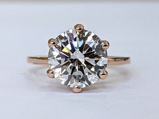 Klassiske smykker - solitarie ringe, ørestikker, og tennisarmbånd.