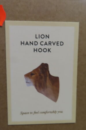 Diverse LION HAND CARVED HOOK FERM LIVING