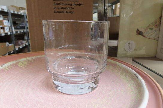 4 stk tallerkener og et glas
