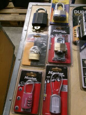 Brevsprække, dørhåndtag, batteriopladere, dørklokke, lommelygter, hængelåse