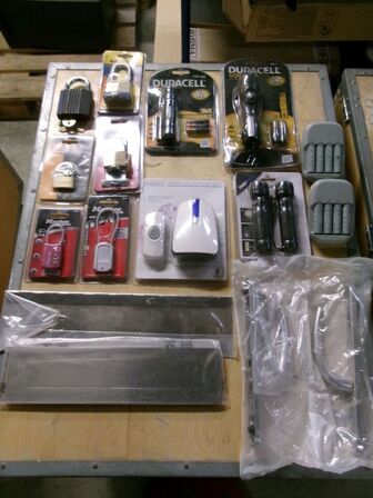 Brevsprække, dørhåndtag, batteriopladere, dørklokke, lommelygter, hængelåse