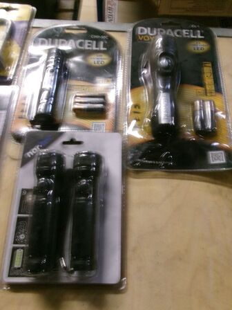 Brevsprække, dørhåndtag, batteriopladere, dørklokke, lommelygter, hængelåse