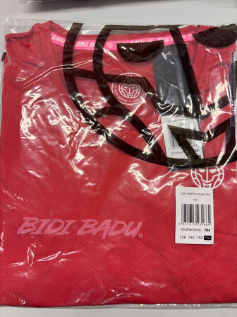 4.500 enheder sportstøj (se beskrivelse)