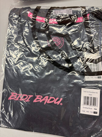 4.500 enheder sportstøj (se beskrivelse)