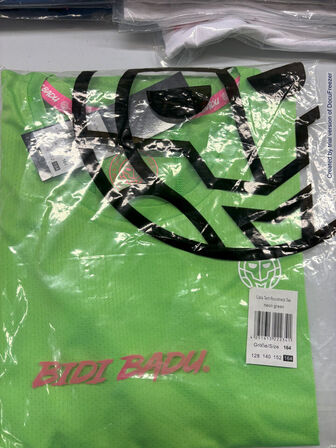 4.500 enheder sportstøj (se beskrivelse)