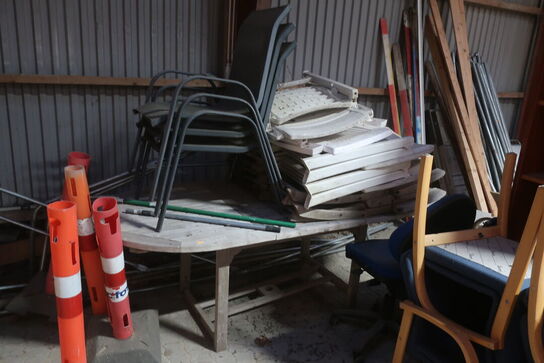 søjleboremaskine, stole, rør m.m.