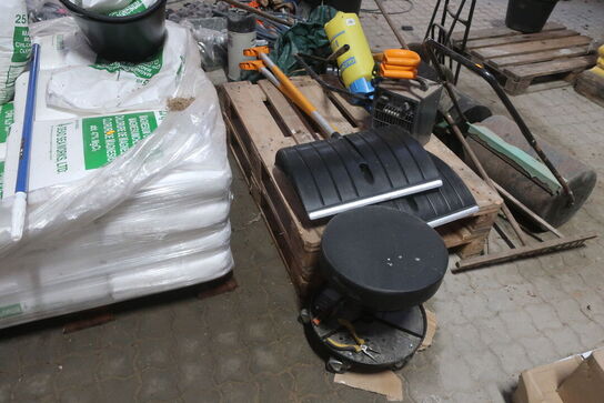 Vejsalt, haveredskaber m.m.