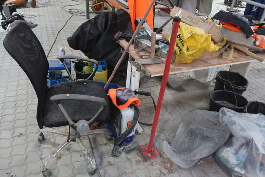 Bord, stol, værktøj m.m.