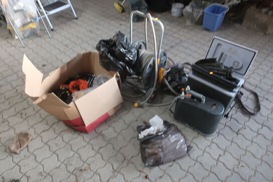 Reol med indhold, trillebør og hvad der ligge lige omkring den