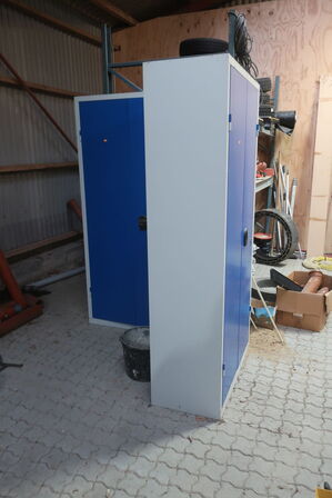 2 stk. jernskabe med indhold 