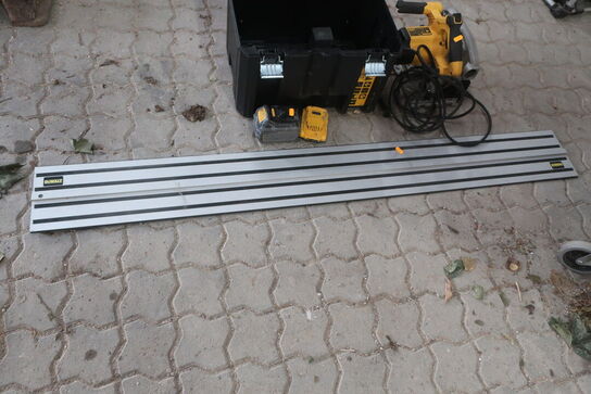 Dyksav DEWALT DW3320 -QS med skinne og 2 batterier