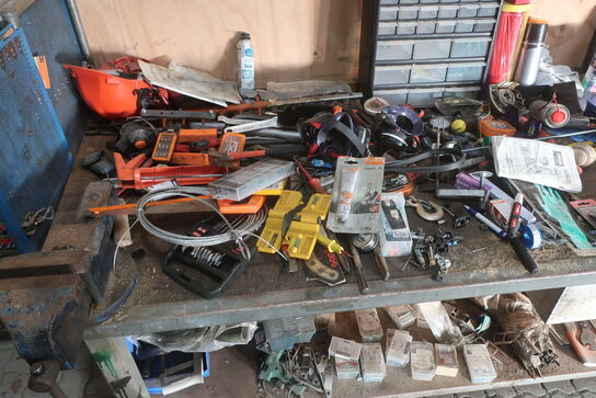 Værkstedsbord og reol med indhold