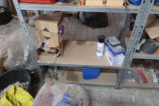 Reol med indhold, trillebør og hvad der ligge lige omkring den